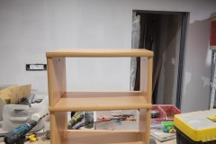 Montage du haut et du bas de la table de nuit avec les planches existantes après recoupe
