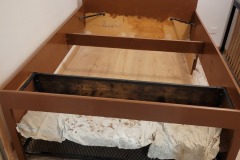 Cadre de lit en 140 en cours de peinture à l'intérieur