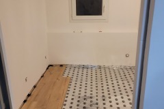 Pose des premières lattes de parquet en cours