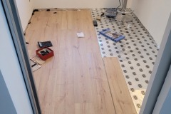 Moitié des lattes de parquet posée