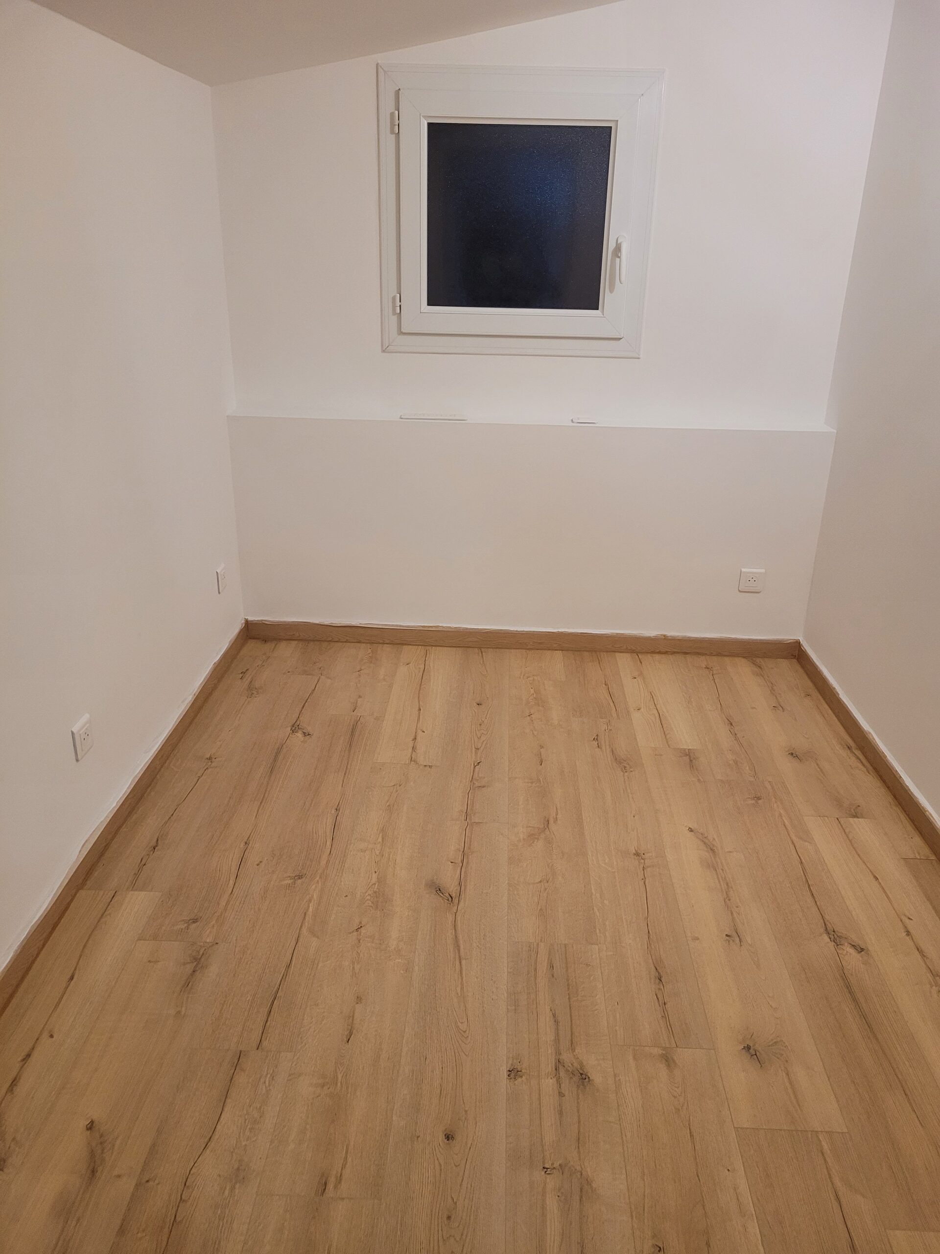 Pose de parquet flottant dans une chambre